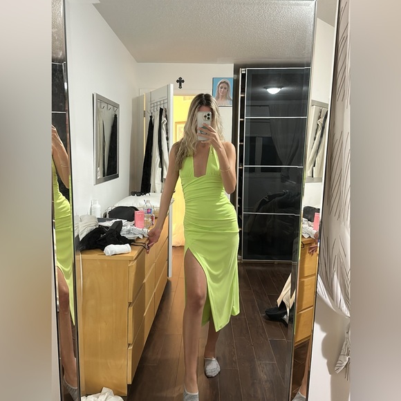 💚most FLATTERING Green dress💚 - Picture 4 of 5